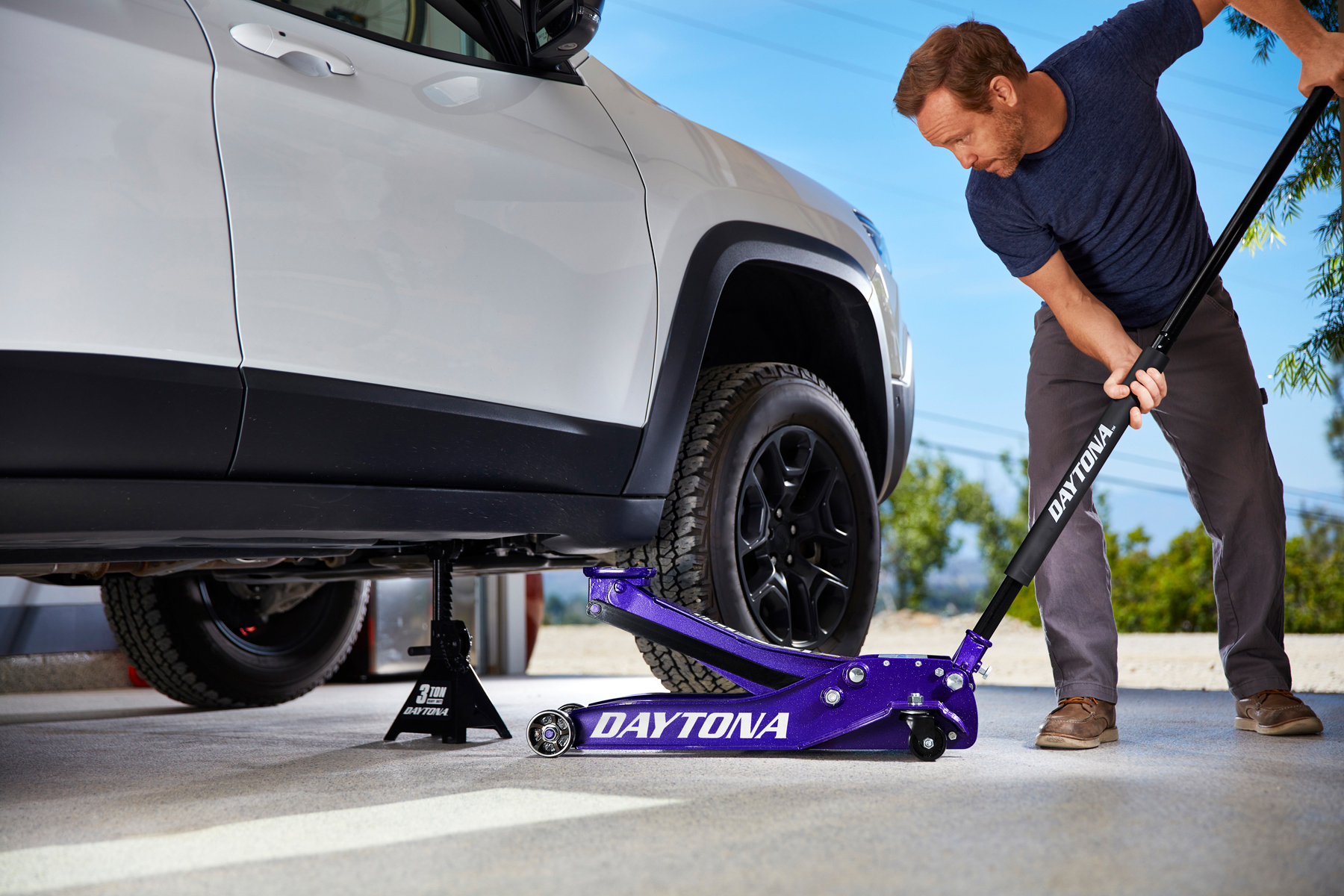 WHAT’S LOWPROFILE, SUPERDUTY, LIFTS 3 TONS AND IS METALLIC PURPLE ALL OVER? Harbor Freight